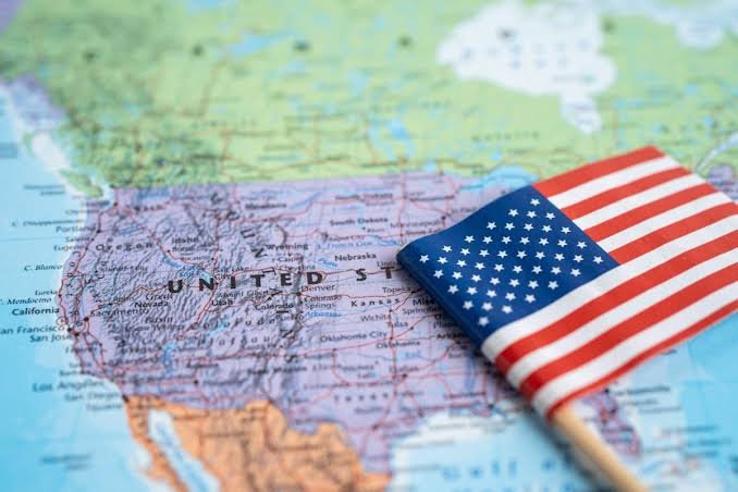 Mapa de Estados Unidos con bandera estadounidense